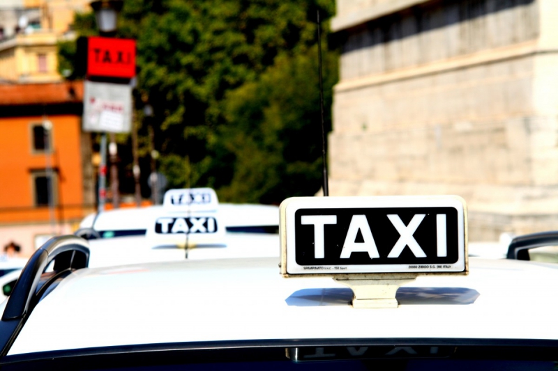 taxis-ENTRAUNES-min_taxi_auto_rome_road_white-1051610